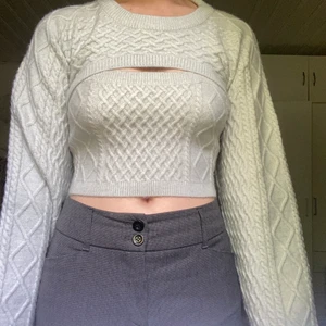 Stickat set - Ljusblått stickad set från HM, aldrig använt😜 Säljer båda tillsammans!!