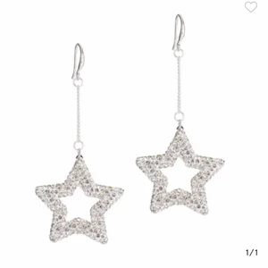 Örhängen från Pfgstockholm  - Säljer dessa örhängen från Pfgstockholm, har även ett par i rosa om det skulle vara intressant. Båda är oanvända. Har för många smycken och tänker att de förtjänar att komma till användning :) Kan mötas upp i Linköping annars står köparen för frakt🥰