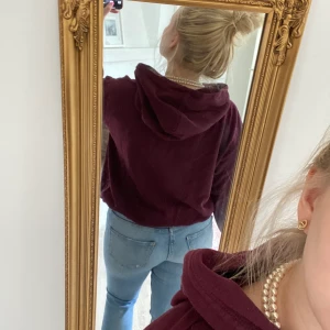 Vinröd hoodie från H&M - Lite nopprig se sista bilden