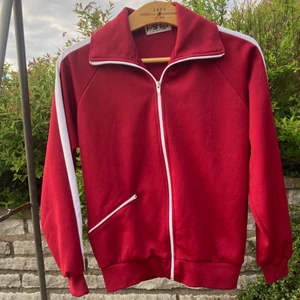 Retro träningsjacka  - Retro träningsjacka.  Jag har mer kläder. Kolla min profil för samfrakt. 