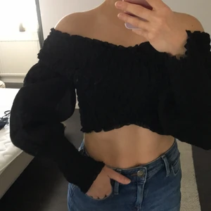 Off shoulder topp - Superfin festtillfällen från zara. Croppad med offshoulder, går även att ha som sista bilder. Köparen står för frakt💕