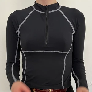 y2k sportig tröja - märke: urban outfitters. storlek: passar S & M. möts upp i stockholm eller fraktar 🖤