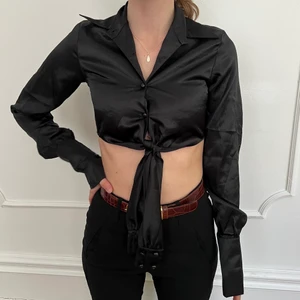 y2k croppad topp skjorta svart - storlek: S. möts upp i stockholm eller fraktar 🖤