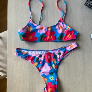 Bikini blommor - Bikini med gulligt blom-mönster från SHEIN. Säljer pga för liten (har C- kupa) så rekommenderas till någon med B kupa eller mindre. Bikinin är aldrig använd 💘