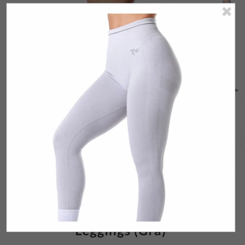 Rapid Wear Träningstights med scrunch effekt. Dessa är helt nya och aldrig använda.. Sitter som en smäck och framhäver rumpan på ett galet sätt!! Köparen står för frakten 🥰. Övrigt.