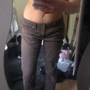 Bruna jeans som är low waisted:)