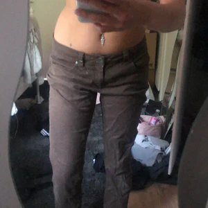Low waist jeans  - Bruna jeans som är low waisted:)