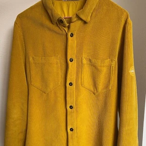 Stone Island Corduroy Yellow Shirt - Kan användas som jacka under sommaren. Funkar bra att ha över en hoodie/t-shirt.  Köpt från Stone Islands flagship-butik i Stockholm.  Inga hål eller andra defekter. 