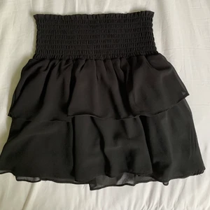 Chelsea kjol! - En så snygg Chelsea kjol som är perfekt till sommaren. Den passar väldigt bra med bara en simpel vit t-shirt, men också nästan vad som helst. Har använts 3 ggr ungefär så kjolen är i väldigt bra skick! Är också öppen för att byta mot en vit.🌺☀️