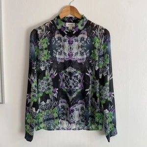 Set från Monki: blus och T-shirt  - Mönstrar set från monki i Boxig passform så mer S än XS. Blusen är lätt transparent. 