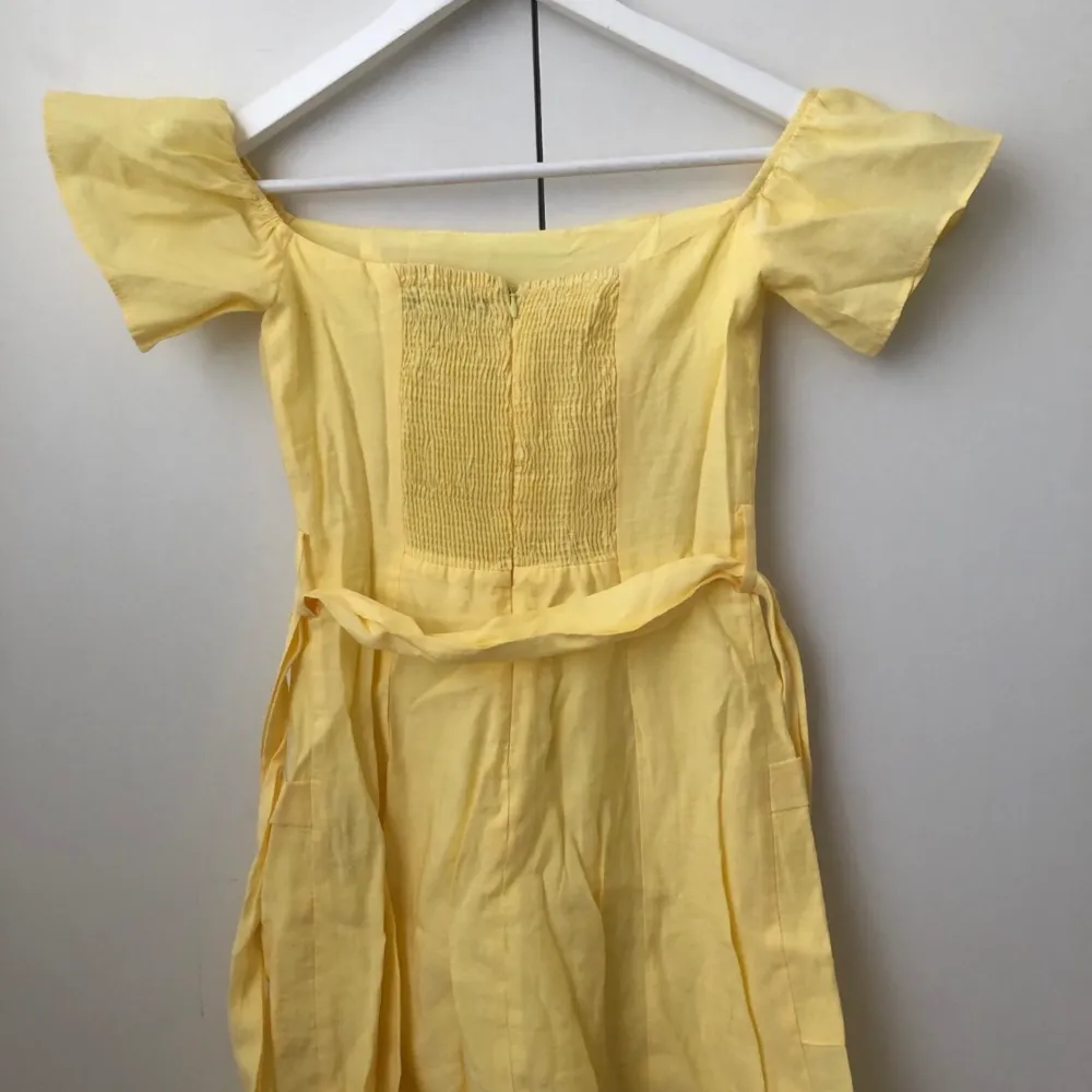 Superfin klänning från Zara. På första bilden är det ett filter på, så den är mer gul än vad som syns, kolla bild 2&3. Superfint skick, storlek S 🌼. Klänningar.