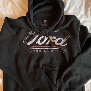 Svart hoodie  - Svart hoodie med tryck🖤