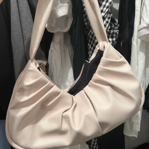 Handväska - Väska köpt 2020. Stor och rymlig! Bra skick 