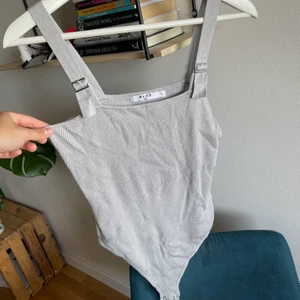 Body - Supersnygg body från nakd. Använd en gång. Justerbara axelband.