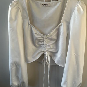 Vit topp - Vit topp i glansigt satin tyg! Formar bysten väldigt fint🌸  Använd två ggr, som ny!