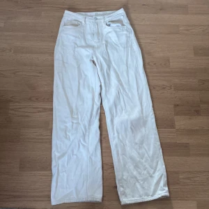 white jeans size XS - good soft material, its about 7 months old, wore them like 5 times. the legs are a bit too short now, im 169cm or 5’6. no holes, newly washed.