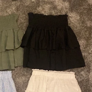 Svart volangkjol  - Svart volangkjol, helt oanvänd. Sätter budgivning då många var intresserade! 