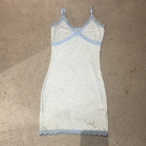 Söt klänning  - Köptes från h&m 149kr.  använt 3/4 gånger. Storlek xs