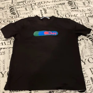 Off white t shirt stolek s  - Säljer min off white t shirt med bra Stick köpt den för 3 månader sen.