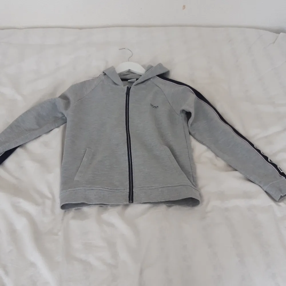 Häftig hugo boss hoodie med vita och rosa röda detaljer, helt ok skick. Tajt och liten i passformen skulle rekomenderas för 140-157. Får många frågor om den är äkta och det är den.. Hoodies.