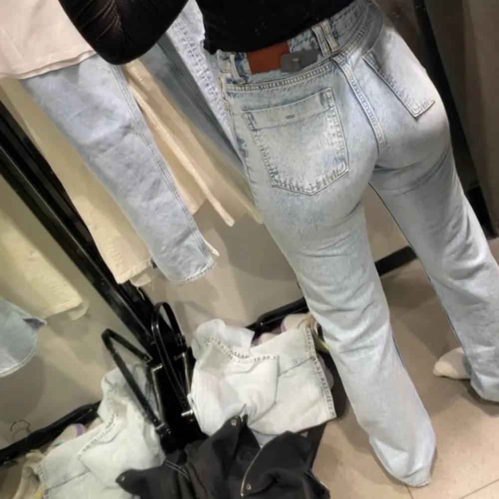 Säljer mina superfina zara jeans köpta förra sommaren! . Jeans & Byxor.
