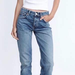 Säljer mina zara jeans i storlek 34, användt några gånger men är i fint skick. Lägger ut annonsen igen då förra kloten var oseriös. Sätter igång budgivning om många är intresserade. De är i en mörkare nyans av blå:) kostar 280+frakt