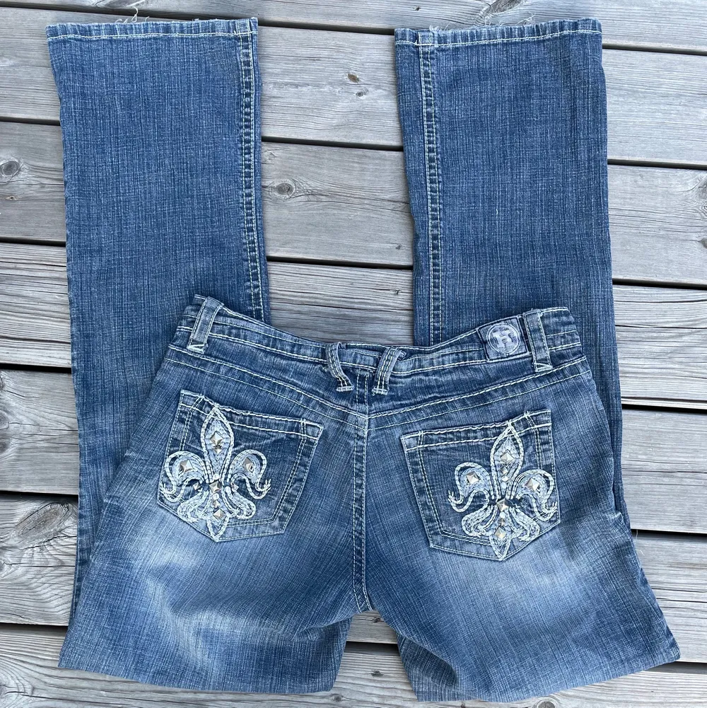 Extremt snygga och unika lågmidjade jeans med stenar på fickorna!! Raka i modellen och så fin tvätt!! Buda!!!💙. Jeans & Byxor.