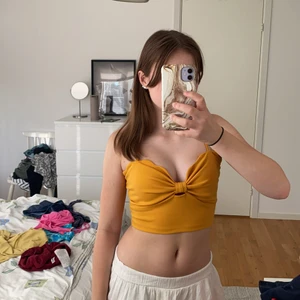 Gullig topp - Jättesöt senapsgul topp från Shein som bara har använt en gång. 