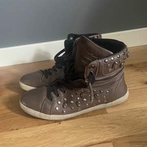 Bruna sneakers med nitar från Urban Project😍 knappt använda, nypris ca 1100kr