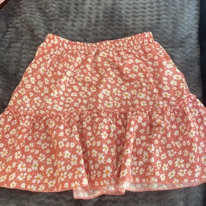 En rosablommig kjol  - En rosablommig kjol från SHEIN i storlek s. Aldrig använd😍