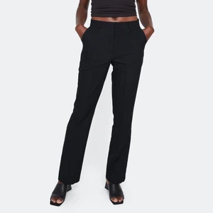 Svarta kostymbyxor - Supersnygga svarta kostymbyxor från bikbok i modellen ”vilma”. De är i storlek 34 och har använts ett par fåtal gånger. De har en jätteliten fläck på högerben (se bild 3) men går säkert att tvätta bort. Bra längd på mig som är 164cm