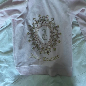 Juicy Couture Kofta - Säljer denna rosa juicy couture koftan med paljetter på baksidan, går inte att köpa längre. Så snygg!💗