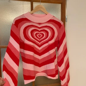 cider hjärtmotiv stickad tröja - denna trendiga tröjan är. så. mjuk. är så ledsen över att sälja den hahahah men har inte haft the confidence att ha på mig den helt enkelt