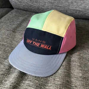 Keps från Vans - Keps från Vans som inte längre är tillgänglig att köpa i varken butik eller i deras onlineshop. Kepsen har justbar rem bak. Använd ett fåtal gånger så är så gott som ny. 