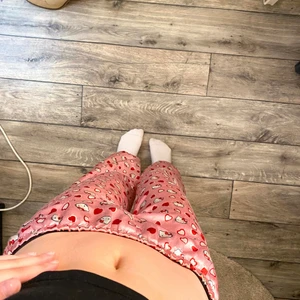 Pyjamas byxor - Jätte söta hello Kitty pyjamas byxor passar som xs, något slitna men inget man tänker så mycket på, säljer för 100kr💕
