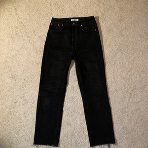 Svarta straight jeans🙌🏼 - Säljer dessa svarta jeans från NA-KD. Säljer pga dom inte passar mig längre.. Högmidjade, raka i benen. Gick ända ner till anklarna på mig (170cm) Skriv om ni undrar något💓 