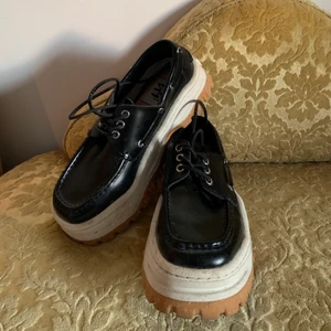 EYTYS - läderskor - strl 41 - säljer mina knappt använda suuuuupersnygga eytys pjucks (se sista bilden på undersida sko)  äkta läder och klassisk eytys sula.  köpta 2019 för 2800kr på aplace