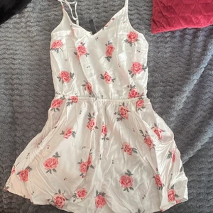 En vit blommig byxdress  - En vit blommig byxdress från H&M i storlek 34. Använd en gång vid midsommar.🤍