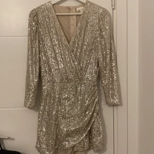 Fest klänning  - Säljer min klänning på grund av jag har använt den innan och ska beställa något nytt. Jag har använt den två gånger den är helt ny. Storlek 36 passar till de som tar på sig S.  Nedre delen är shorts men den ser ut som klänning.
