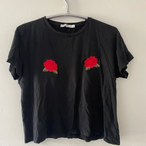 Svart T-shirt  - Svart T-shirt med rosor, från NA-KD i storlek S. Fint skick. 😇 Köparen står för frakten. 📦