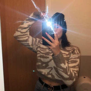 Tröja  - En tröja från SHEIN, jätte fin och bra matrial Den sticks inte.