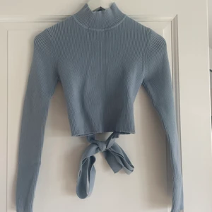 Tröja med öppen rygg - Blå långärmad tröja med öppen rygg och knyte där bak som man själv kan bestämma hur man vill göra med den. Lite tjockare i materialet så känns lyxigare. Storlek M men passar S också. Frakt ingår ej i priset💘