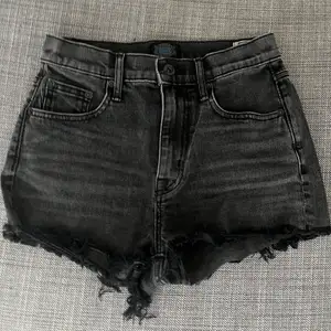 Mörkgråa jeansshorts som köptes 2019 och idag är för små de är i storlek Xs. Använd ett 5-tal gånger. Bra skick. Du står för frakt.