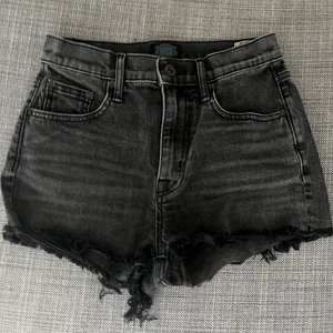 Mörkgråa jeansshorts - Mörkgråa jeansshorts som köptes 2019 och idag är för små de är i storlek Xs. Använd ett 5-tal gånger. Bra skick. Du står för frakt.