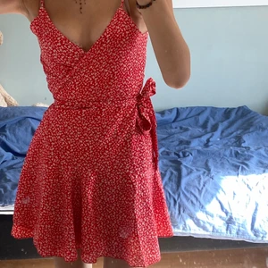 Klänning - Klänning från shein, lite udda material men den e skön:) köpare står för frakt