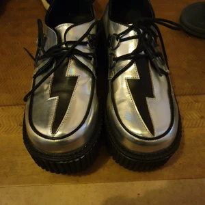 Lightning Demonia Creepers UTSÅLDA - Skorna är i bra skick, de har lite smuts men rengörs innan de skickas. Kan mötas upp i Norrköping eller Stockholm