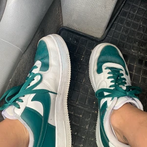 Egendisagnade Nike air  - Andvända ca 5ggr bara säljes så dem är förstora tyvärr, är som helt nya görs såklart rent dem innan jag fraktar dem. Kartong medföljes