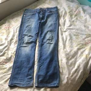 Straigjt Jeans från märket wrangler med riktigt snygg färg och tvätt. Inga defekter. Kan mötas upp på Södermalm annar står köparen för frakten.