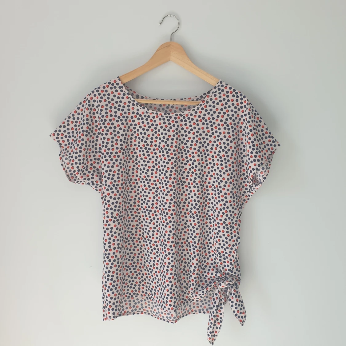 Prickig tröja med rosett