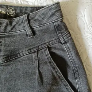 Svarta högmidjade Denim 1953 jeans. ~ Varan kostar 100kr och frakten kostar 59kr